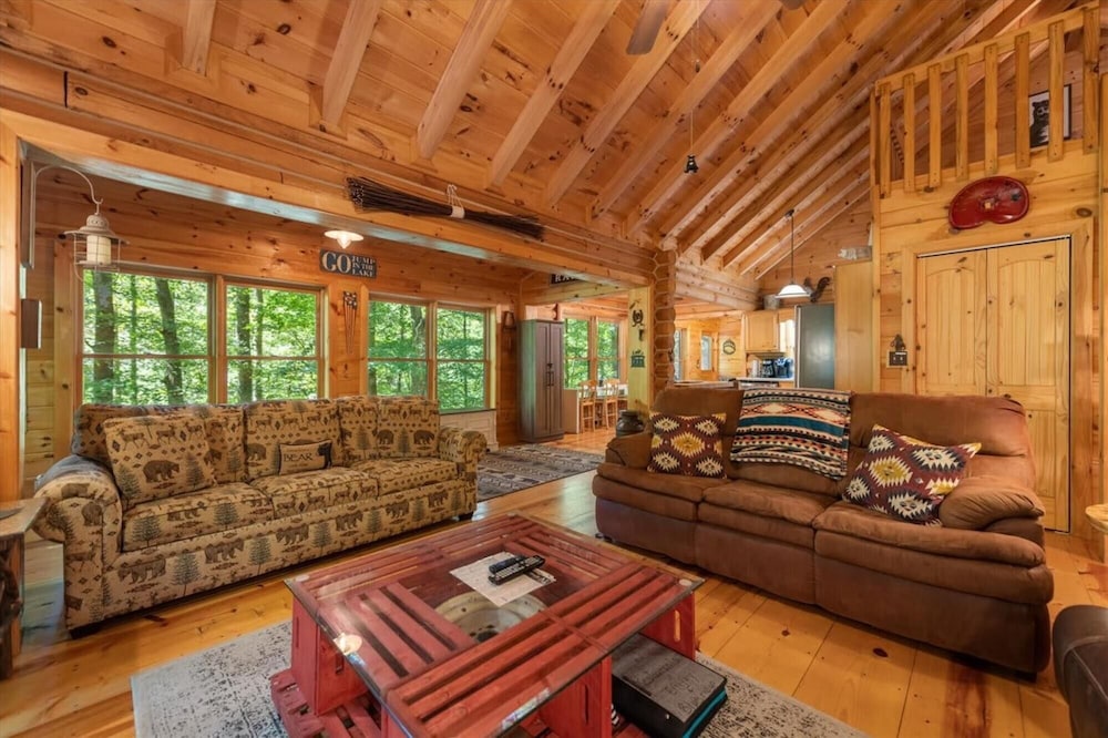 Dancing Bears Cabin With hot tub Fireplace Creek view 4