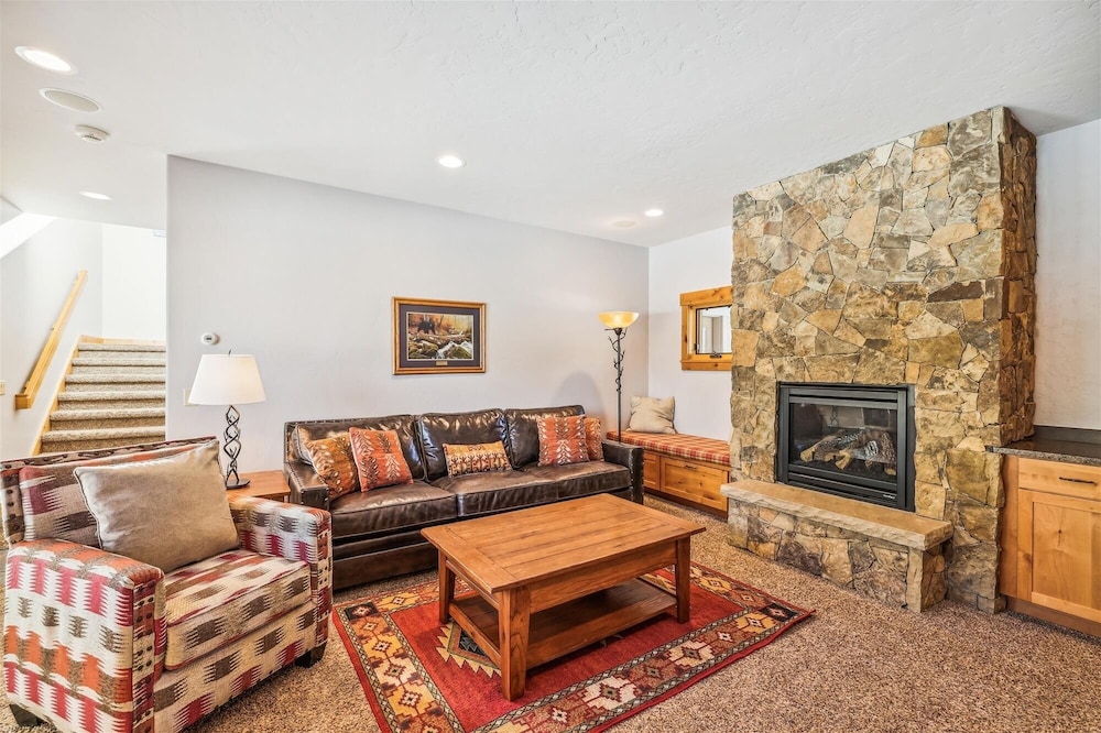 Lone Hand Lodge 4 Bedroom Home by RedAwning