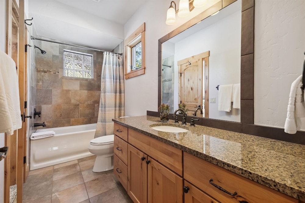 Lone Hand Lodge 4 Bedroom Home by RedAwning