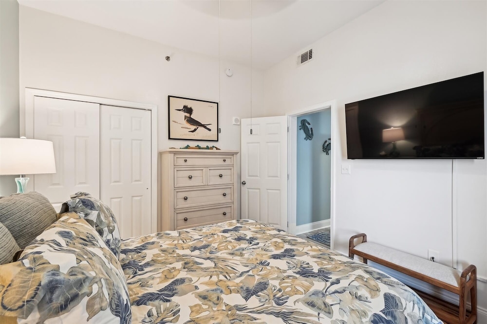 Laketown Wharf 2123 3 Bedroom Condo