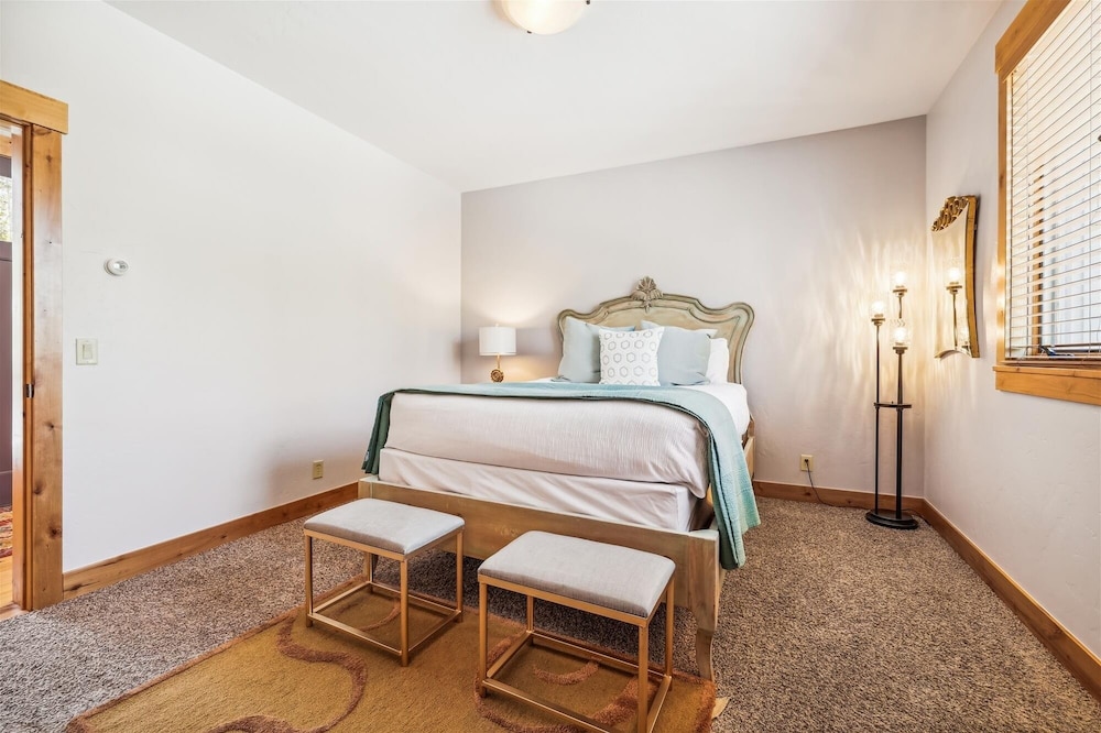 Lone Hand Lodge 4 Bedroom Home by RedAwning