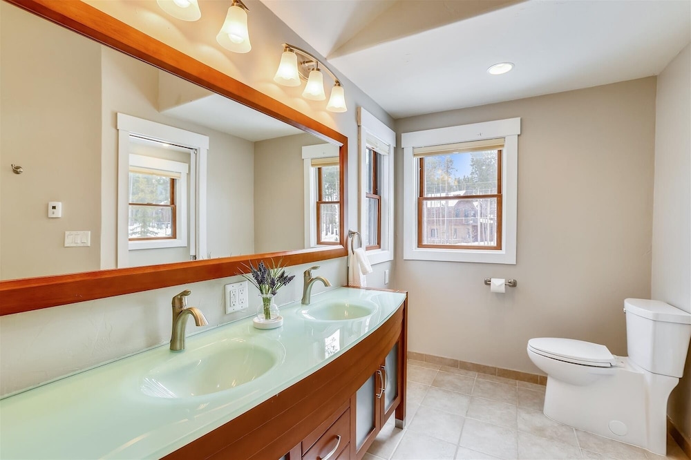 On The Rocks 4 Bedroom Home by RedAwning