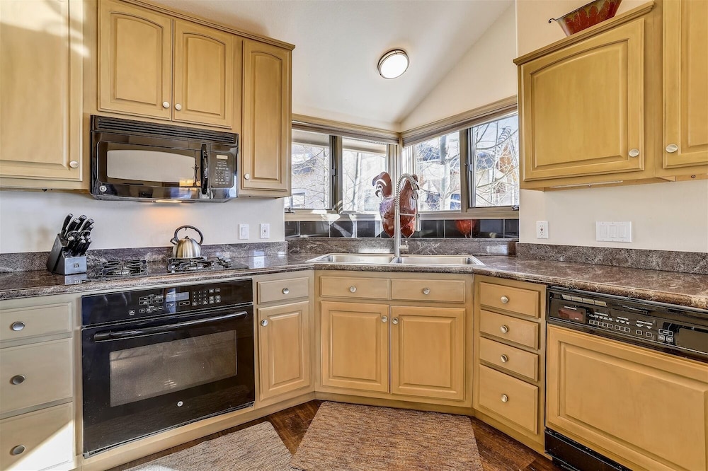 Charter Ridge 10 4 Bedroom Townhouse by RedAwning