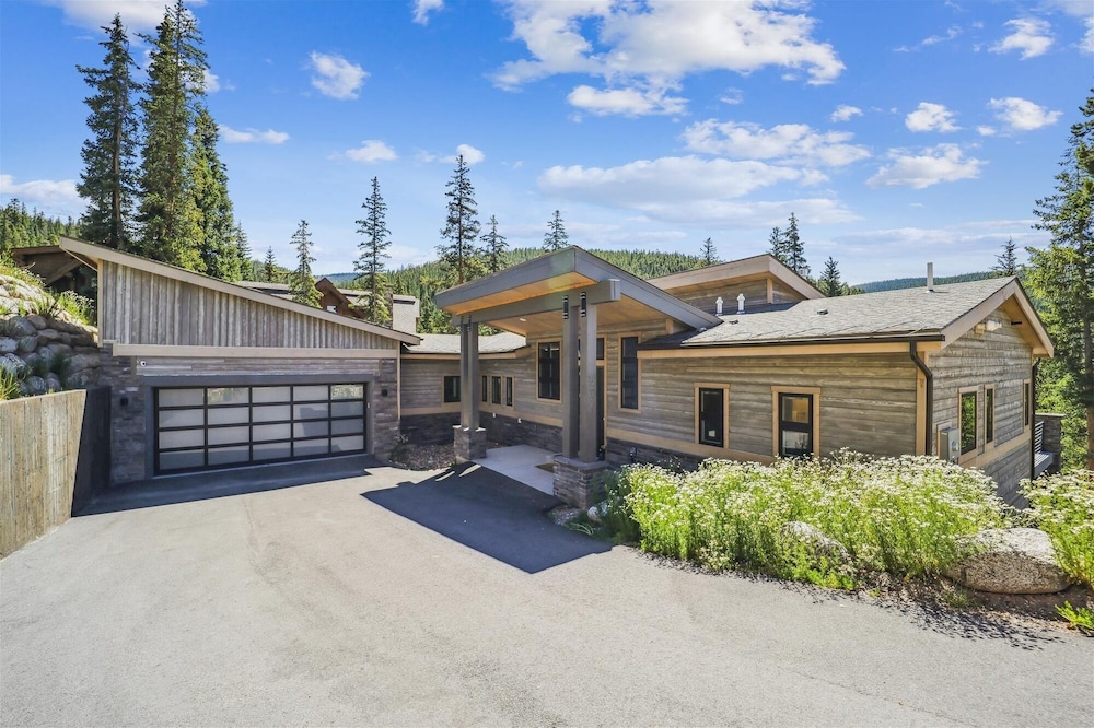 Golden Fox House 4 Bedroom Home by RedAwning