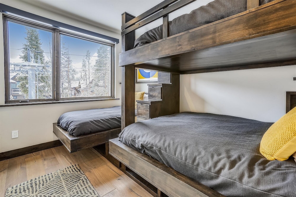 Falcon Haus 4 Bedroom Townhouse by RedAwning