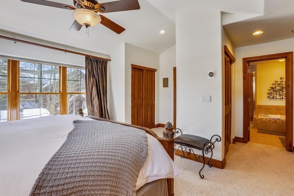 Highland Greens 71 4 Bedroom Condo by RedAwning view 4
