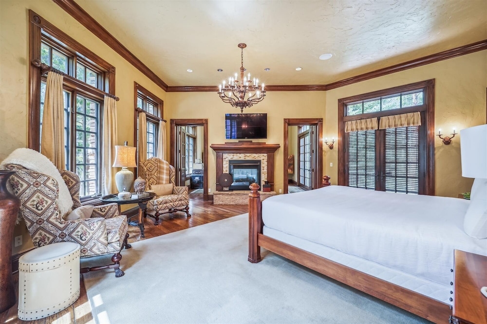 Gold King Retreat 6 Bedroom Home by RedAwning