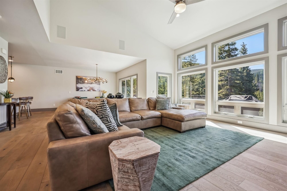 Golden Fox House 4 Bedroom Home by RedAwning