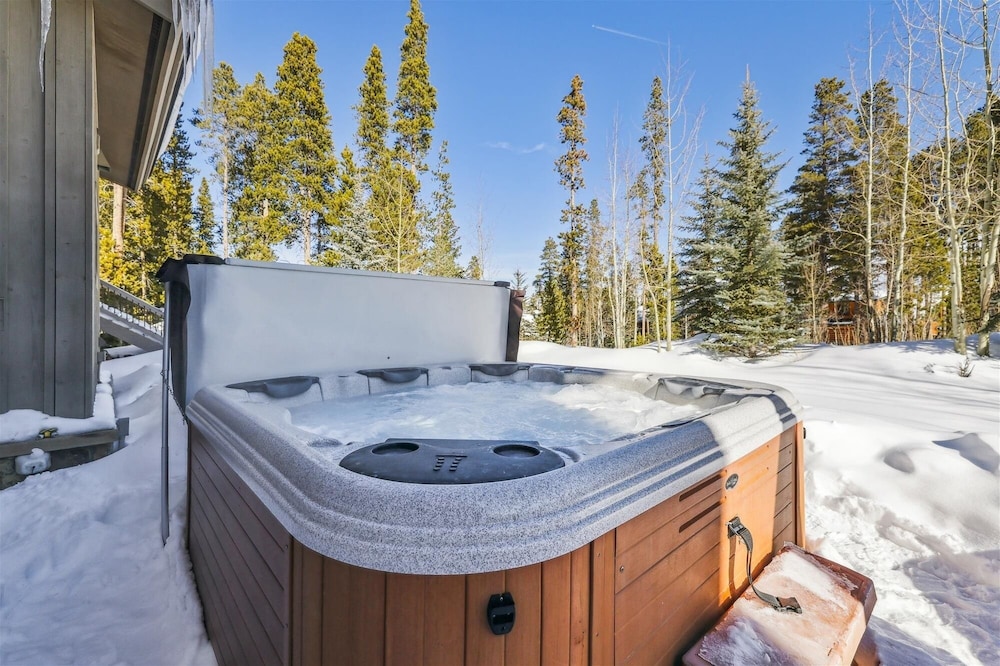 Lone Hand Lodge 4 Bedroom Home by RedAwning