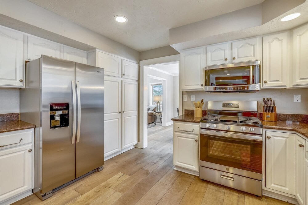 On The Rocks 4 Bedroom Home by RedAwning