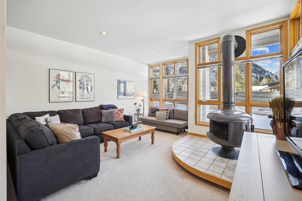 River Glen 107c 2 Bedroom Condo