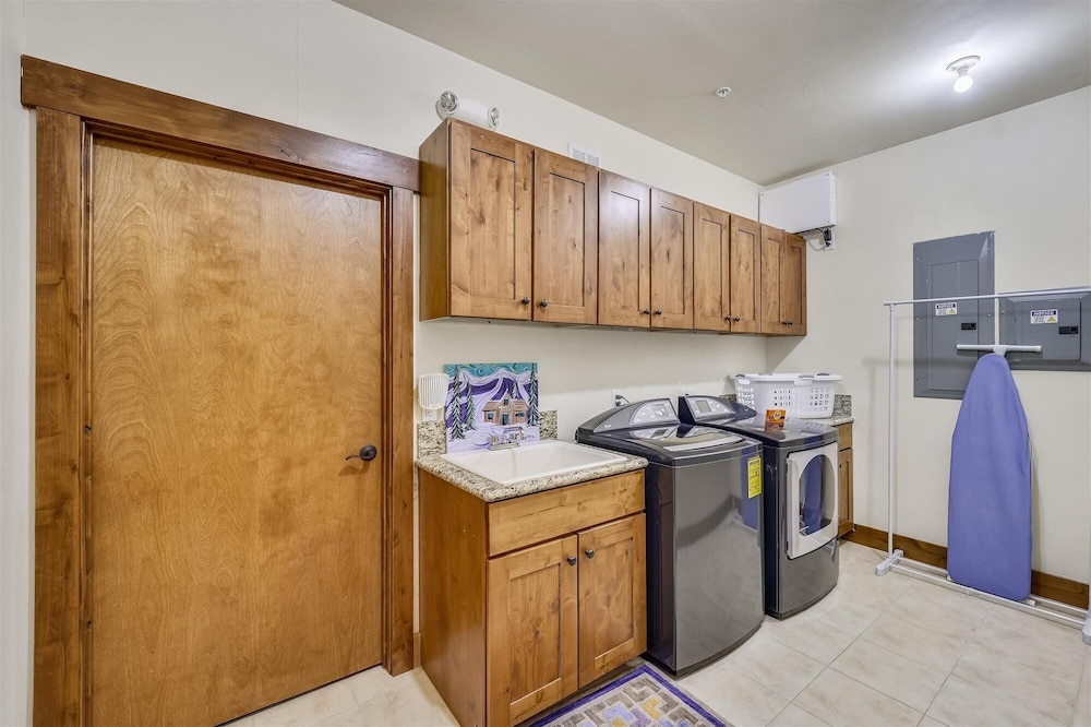 Goldenview Lodge 5 Bedroom Home by RedAwning