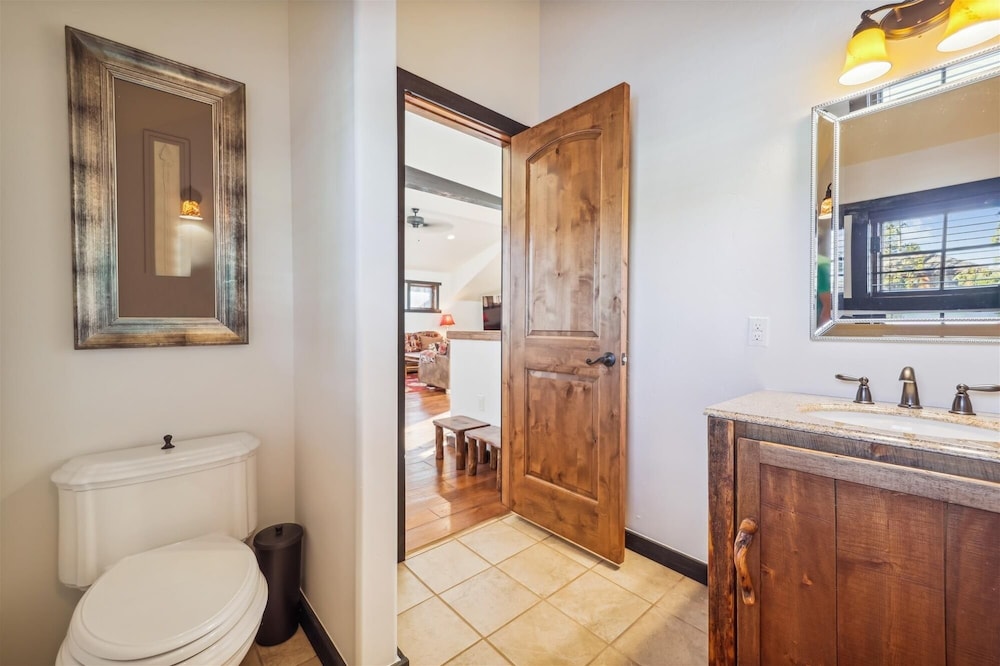 Silver Circle Lodge 4 Bedroom Home by RedAwning
