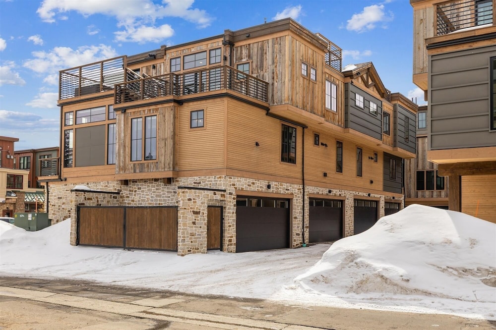 Decked Out Downtown 3 Bedroom Townhouse