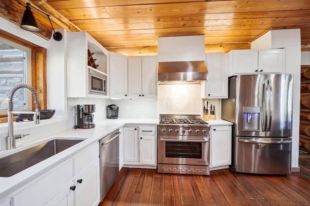 Modern Log Cabin 5 Bedroom Home by RedAwning