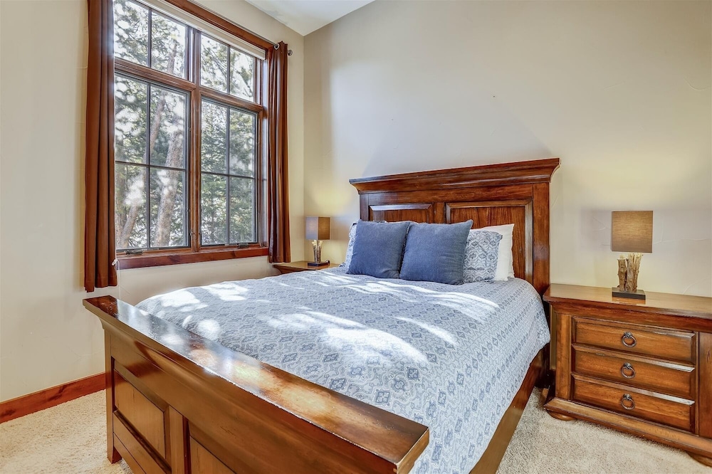 Baldy Mountain Overlook 4 Bedroom Townhouse by RedAwning
