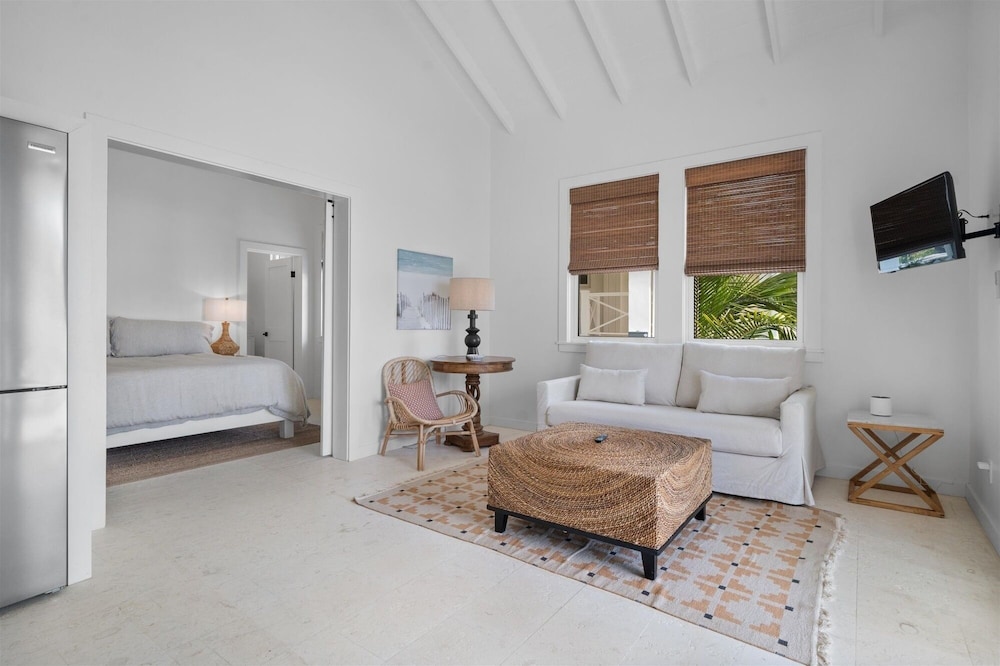 Seaesta - Brand New Estate W/pool & Private Backyard Beach 6 Bedroom Home
