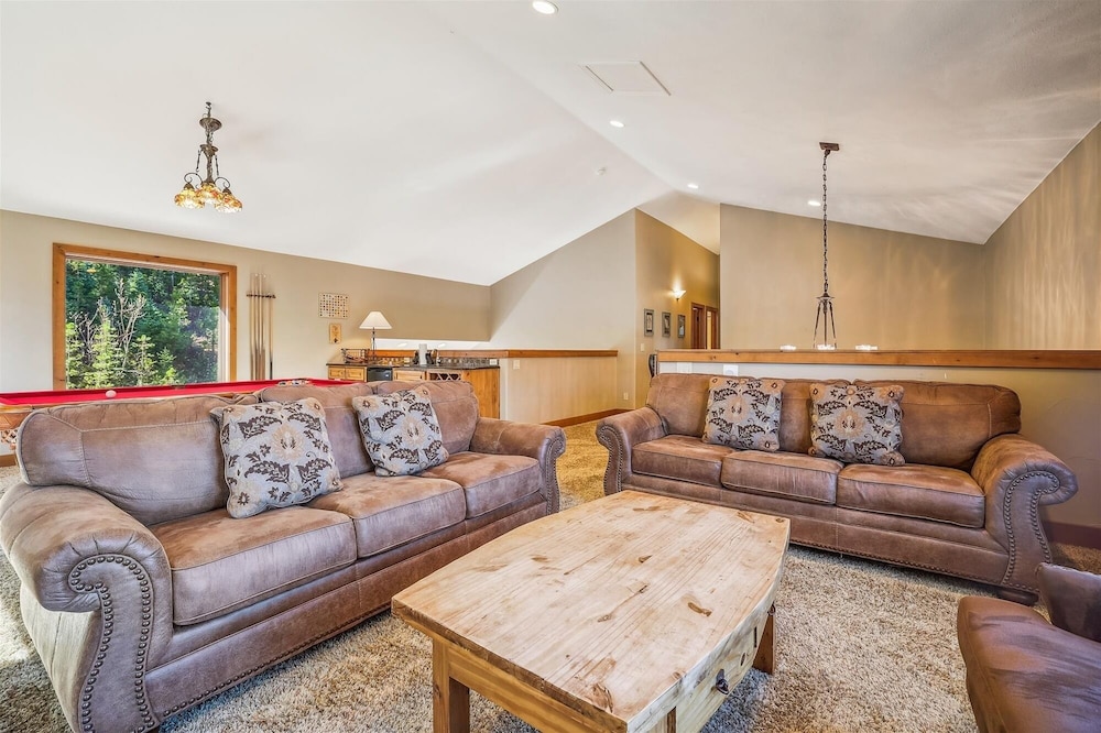 High Point Lodge 5 Bedroom Home by RedAwning