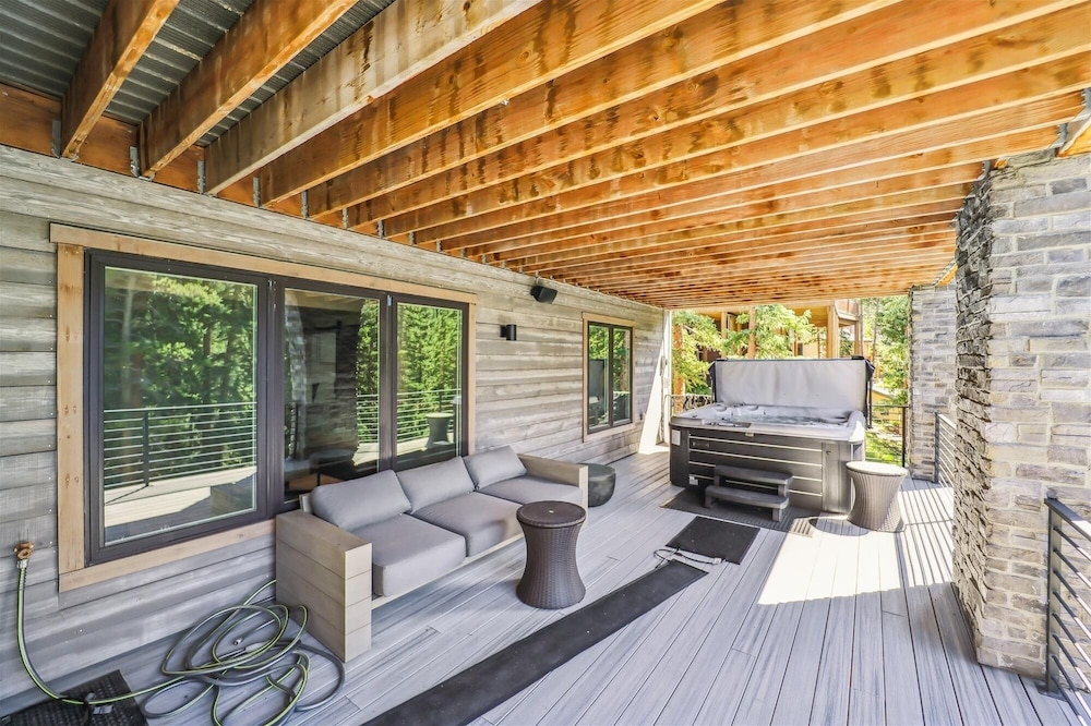 Golden Fox House 4 Bedroom Home by RedAwning