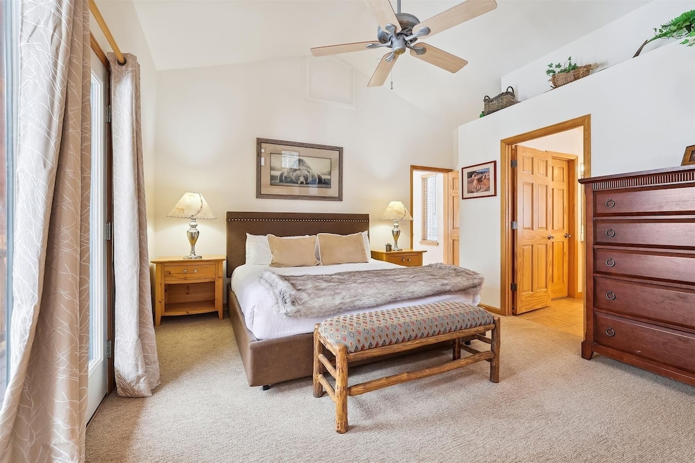 Timber Heights Lodge 3 Bedroom Home by RedAwning