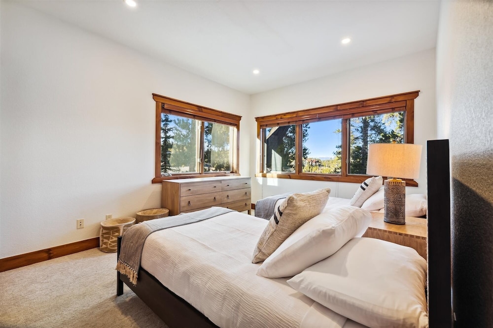 Snowflake Ski In & Ski Out 4 Bedroom Townhouse by RedAwning view 2