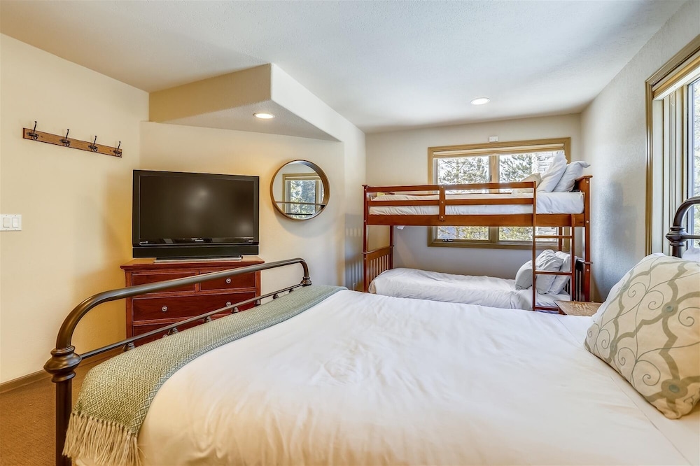Charter Ridge 10 4 Bedroom Townhouse by RedAwning