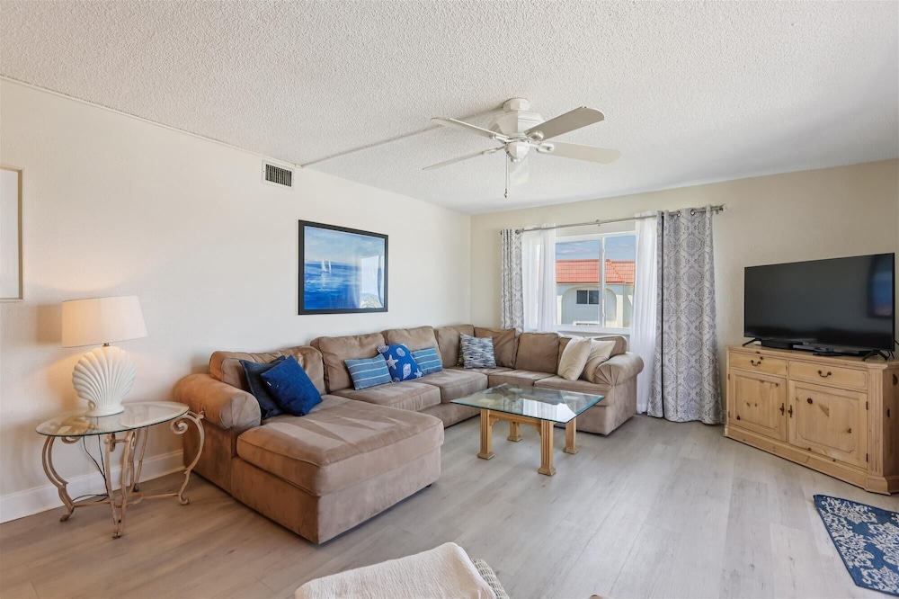 Oceanfront 3BR Condo: Gated, Breathtaking View