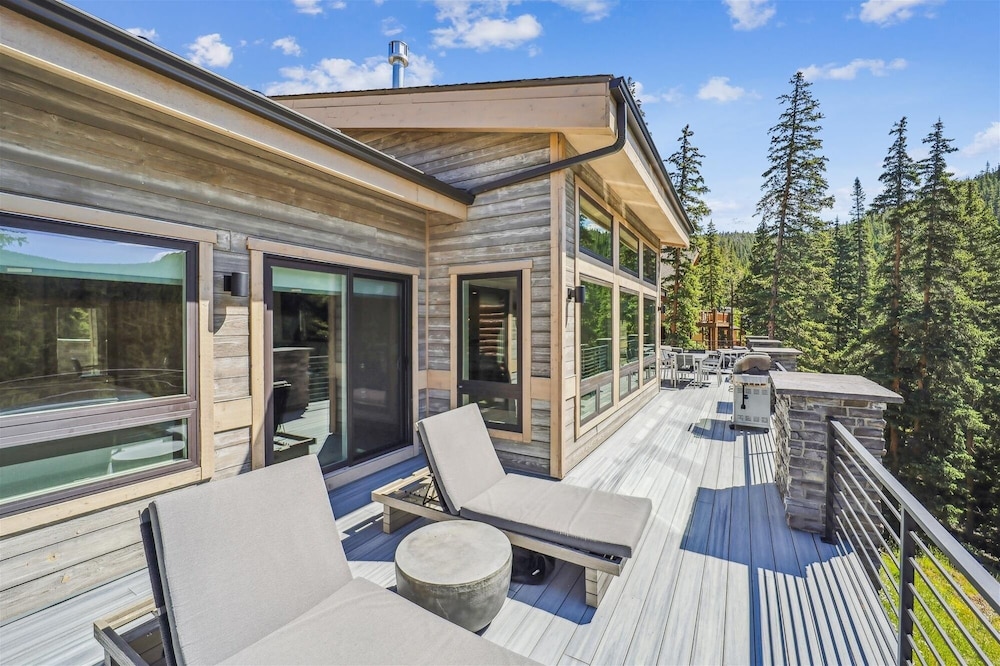 Golden Fox House 4 Bedroom Home by RedAwning