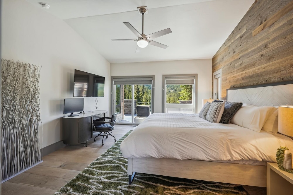 Golden Fox House 4 Bedroom Home by RedAwning