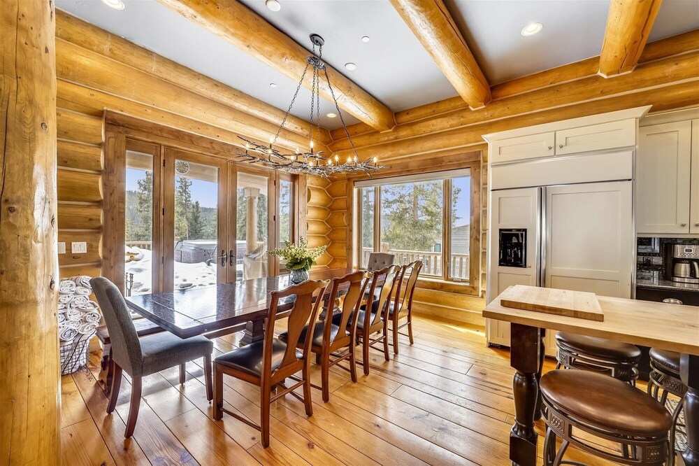 Goldenview Lodge 5 Bedroom Home by RedAwning