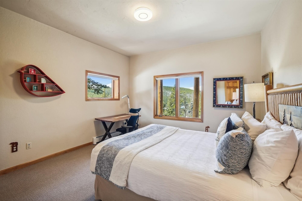 10 Southface 5 Bedroom Home by RedAwning