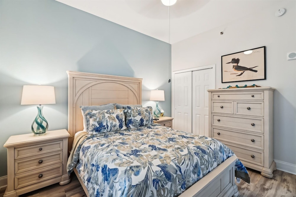 Laketown Wharf 2123 3 Bedroom Condo