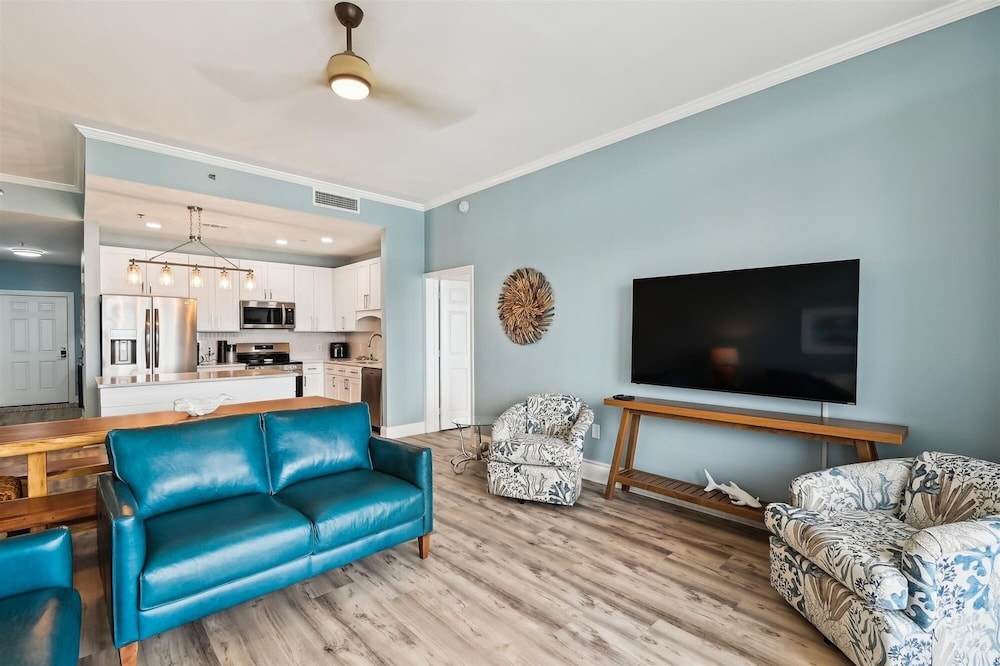 Laketown Wharf 2123 3 Bedroom Condo