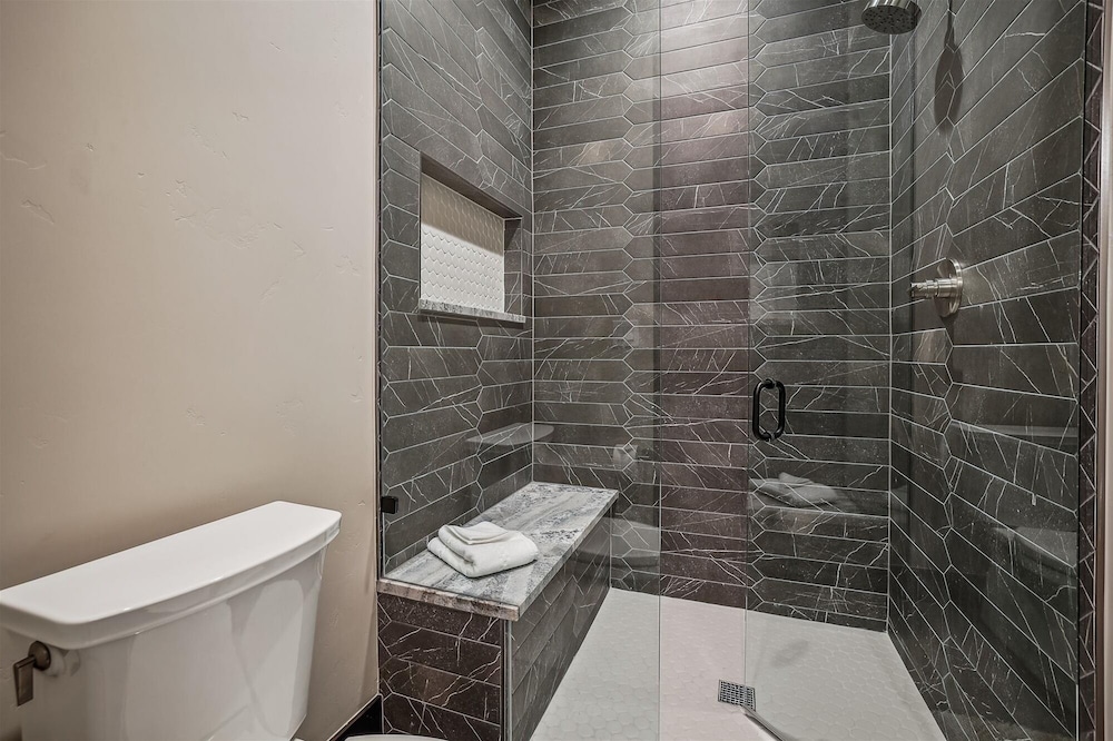 The Crowne Summit 6 Bedroom Home