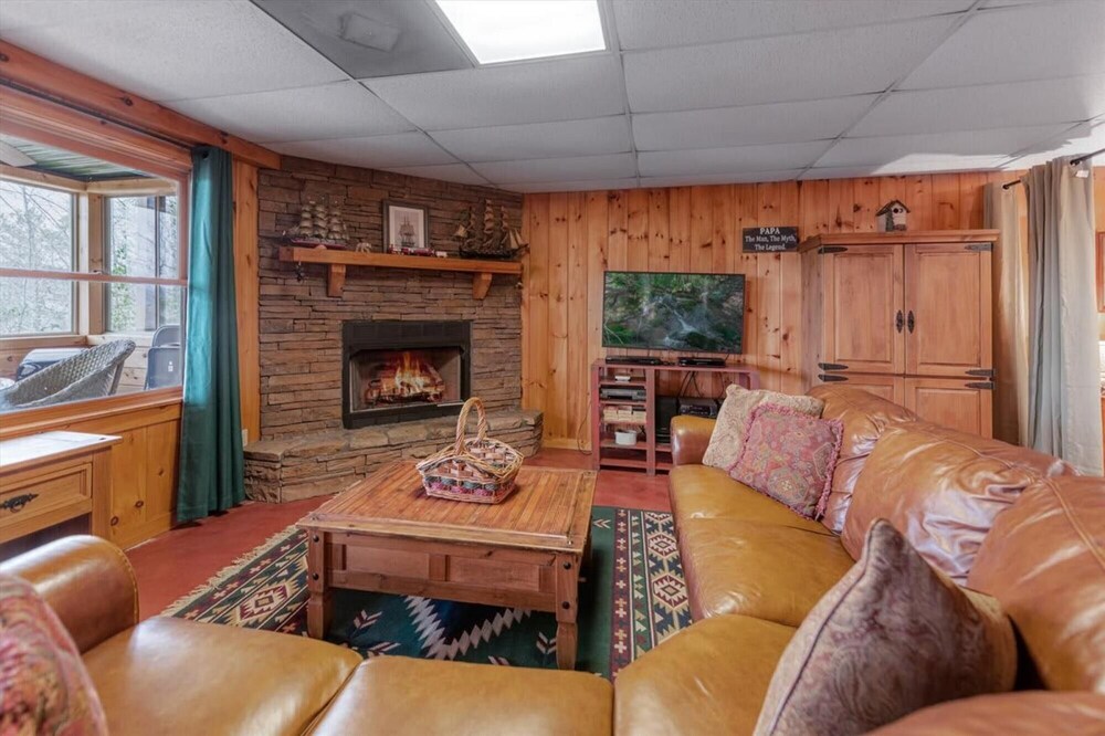 Overlook Retreat Cabin - Charming Cabin Mountain Views With Foosball Firepit view 4
