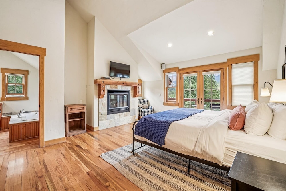Little Bear Lodge 4 Bedroom Home