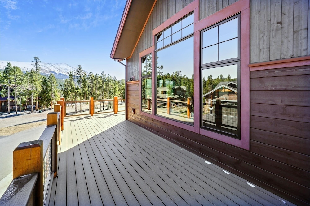 Cocoa Cabin 4 Bedroom Home by RedAwning