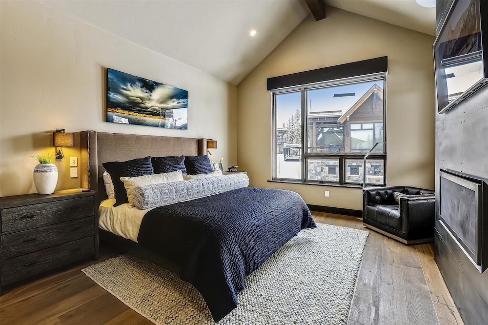 Falcon Haus 4 Bedroom Townhouse by RedAwning