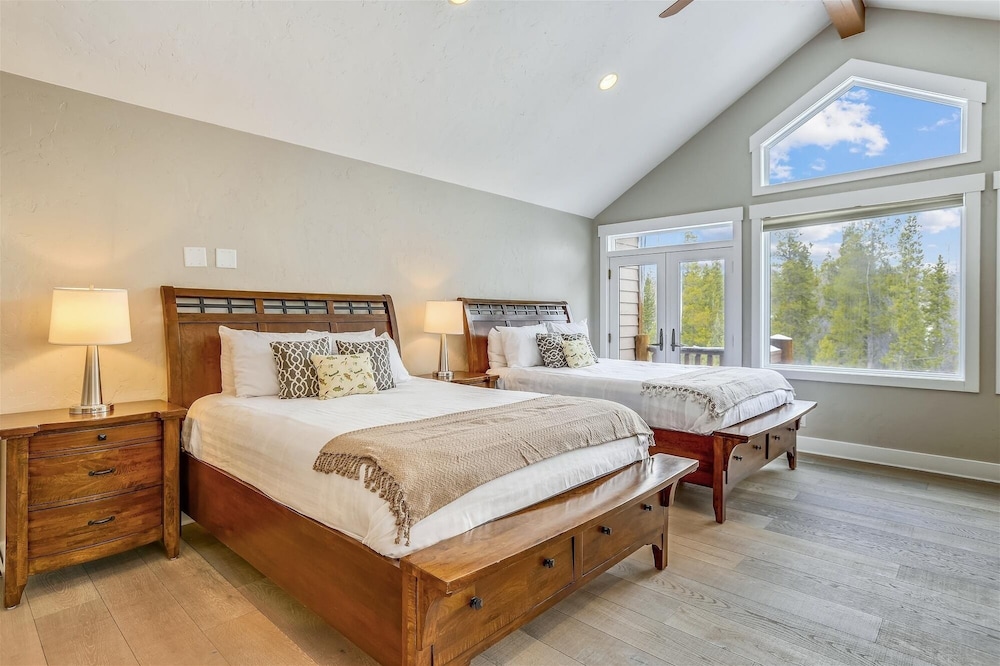 On The Rocks 4 Bedroom Home by RedAwning