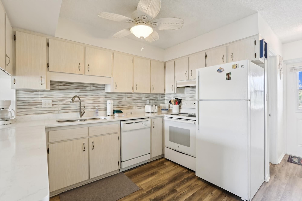 Beachfront Epic Ocean Views Sleeps 6 New Rental