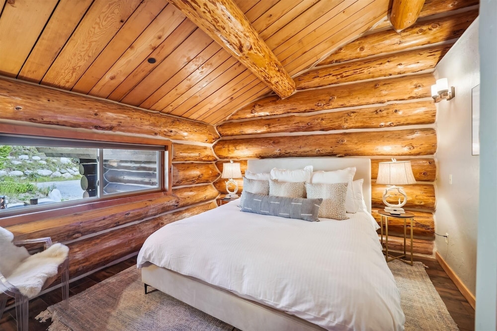 Modern Log Cabin 5 Bedroom Home by RedAwning