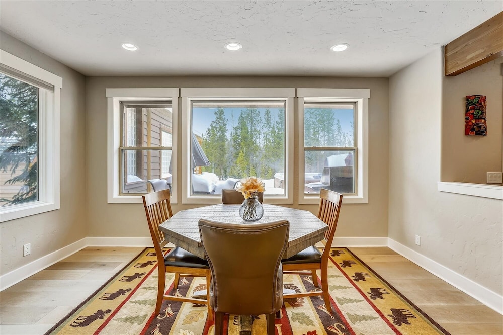 On The Rocks 4 Bedroom Home by RedAwning
