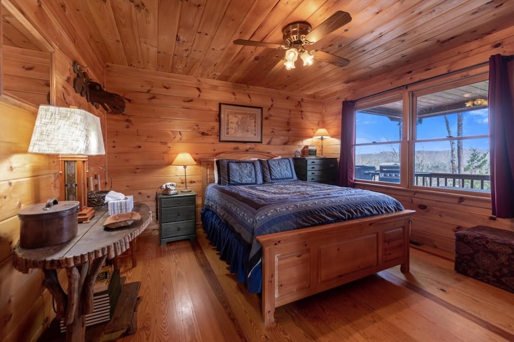 Overlook Retreat Cabin - Charming Cabin Mountain Views With Foosball Firepit view 3