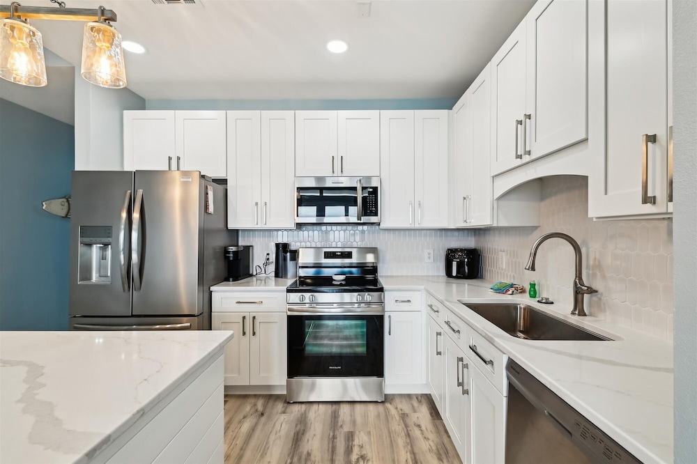 Laketown Wharf 2123 3 Bedroom Condo