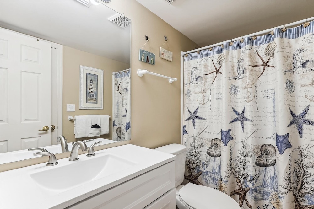 Seacrest 210 is a 2 BR on Gulf side of Okaloosa Island by RedAwning view 5