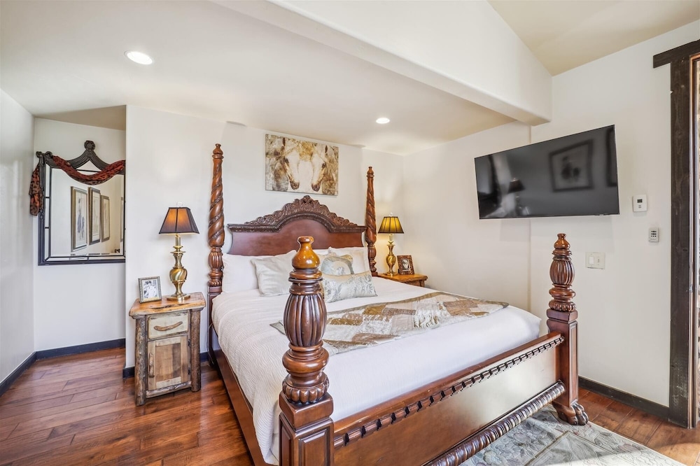 Silver Circle Lodge 4 Bedroom Home by RedAwning