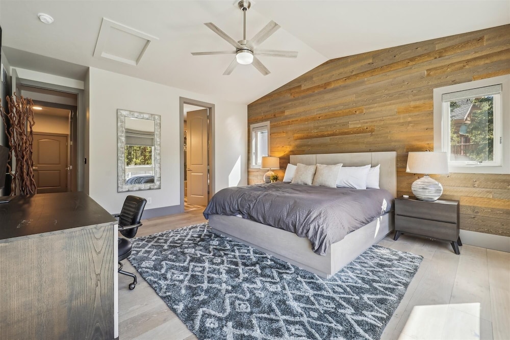 Golden Fox House 4 Bedroom Home by RedAwning