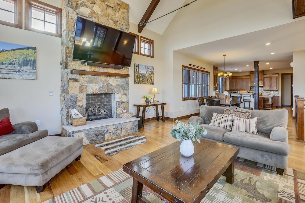 Baldy Mountain Overlook 4 Bedroom Townhouse by RedAwning