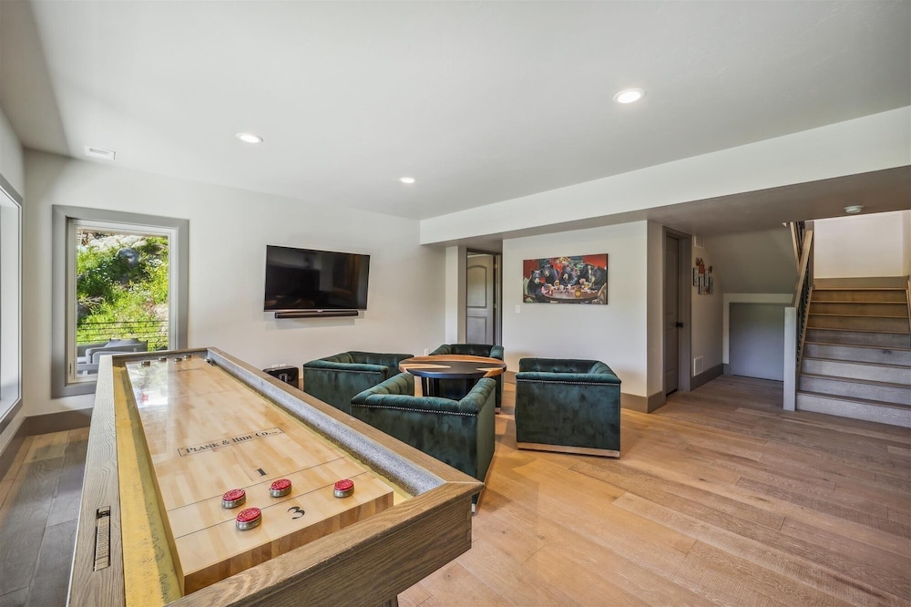Golden Fox House 4 Bedroom Home by RedAwning