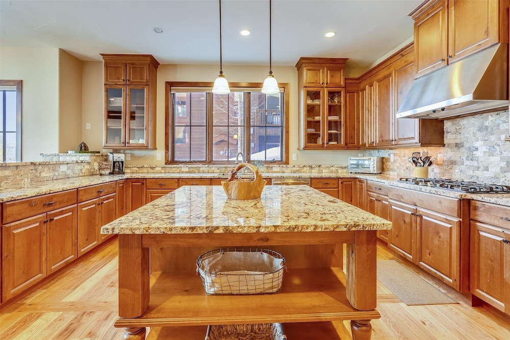 Baldy Mountain Overlook 4 Bedroom Townhouse by RedAwning